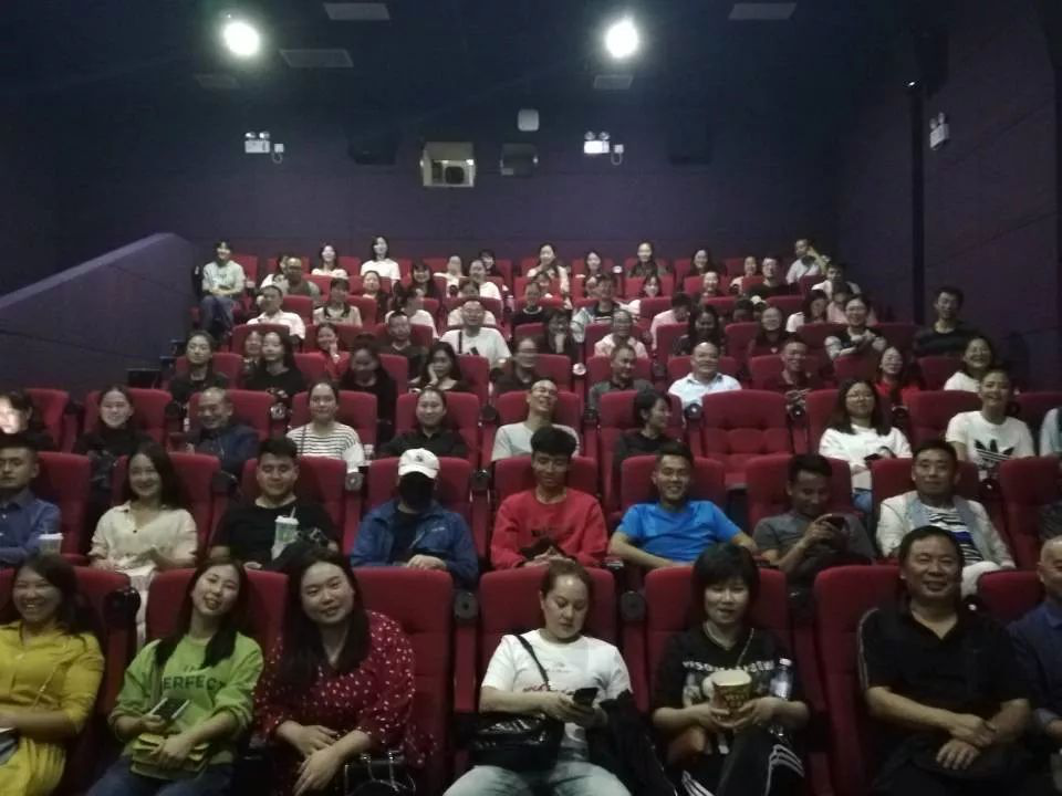 观看《极度危机》影片   弘扬爱国主义精神
